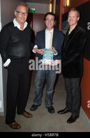 (L-R) Kevin Costner, Jon Baird et Rick Ross parle assister à Los Angeles 'Une soirée avec Kevin Costner Jon Baird et Rick Ross discutent de leur roman, l'Explorer's Guild' à Ann et Jerry Moss Theatre à New Roads School le 28 octobre 2015 à Santa Banque D'Images