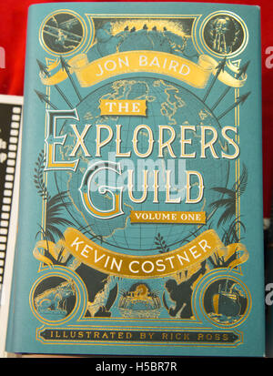 La Explorer's Guild livre à vivre parle Los Angeles 'Une soirée avec Kevin Costner Jon Baird et Rick Ross discutent de leur roman, l'Explorer's Guild' à Ann et Jerry Moss Theatre à New Roads School le 28 octobre 2015 à Santa Monica, Californie, États-Unis Banque D'Images