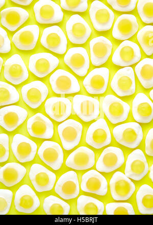 Œuf frit des bonbons, friandises, ancienne école jaune Banque D'Images