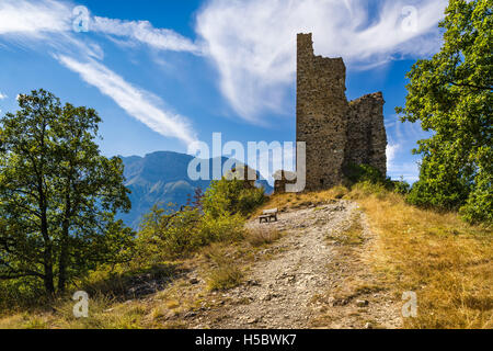 Ruines du château de Lesdiguières à l'entrée de la vallée du Valgaudemar dans les Hautes-Alpes. L'été dans les Alpes du Sud Banque D'Images