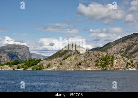 Vue depuis l'eau sur les montagnes le long de Lysefjord, Norvège Banque D'Images