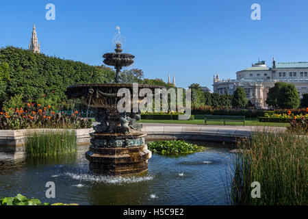 Le Volksgarten Fontaine au Volksgarten à Vienne, Autriche. La fontaine, par Anton Dominik Fernkorn a été érigée en 1866. L Banque D'Images