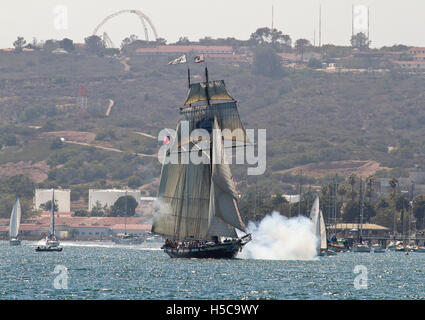 Tall Ship off cannon tir californien près de Shelter Island, 2016 Festival de la voile, le défilé des navires, la baie de San Diego, CA Banque D'Images