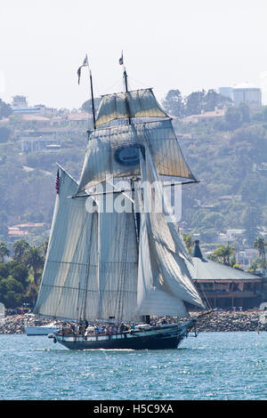 Tall Ship Californian passant Shelter Island, 2016 Festival de la voile, le défilé des navires, la baie de San Diego, CA Banque D'Images