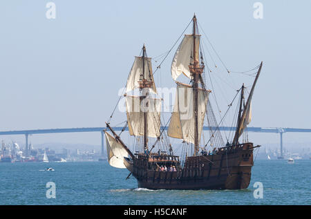 Tall Ship San Salvador en 2016 Festival de la voile, le défilé des navires, la baie de San Diego, CA avec Coronado Bridge en arrière-plan Banque D'Images