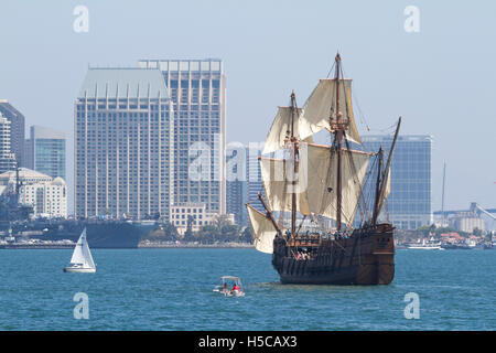 Tall Ship San Salvador en 2016 Festival de la voile, le défilé des navires, la baie de San Diego, CA avec le centre-ville en arrière-plan Banque D'Images