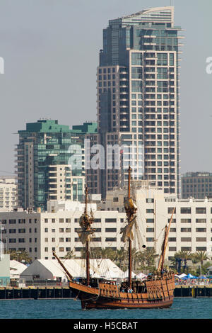 Tall Ship San Salvador en 2016 Festival de la voile, le défilé des navires, la baie de San Diego, CA avec le centre-ville en arrière-plan Banque D'Images