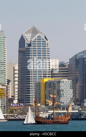 Tall Ship San Salvador en 2016 Festival de la voile, le défilé des navires, la baie de San Diego, CA avec le centre-ville en arrière-plan Banque D'Images