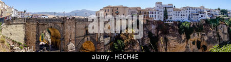 Une vue panoramique sur la célèbre d'escarpements, vues, et une profonde gorge El Tajo, que le rio Guadalevín traverse à Ronda, Espagne. Banque D'Images