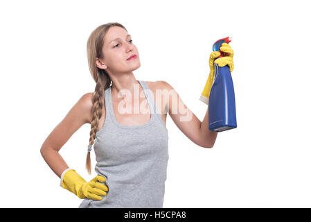 Smiling woman holding bouteille de chimie pour nettoyer la maison Banque D'Images