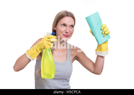 Jeune femme gaie, chiffon de nettoyage, isolé sur fond blanc Banque D'Images