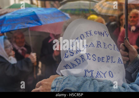 BUENOS AIRES, ARGENTINE - 17 SEP 2009 : Le défilé hebdomadaire du Madres de Plaza de Mayo. Ce sont des mères dont les enfants ont été Banque D'Images