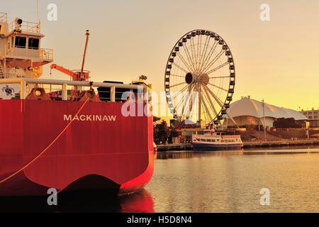 La U.S. Coast Guard Cutter Mackinaw attaché à Chicago's Navy Pier au lever du soleil sur un matin de fin d'été. Navy Pier. Chicago, Illinois, USA. Banque D'Images