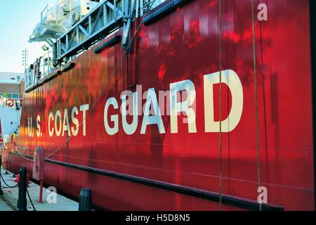 La U.S. Coast Guard Cutter Mackinaw attaché à Chicago's Navy Pier. Chicago, Illinois, USA. Banque D'Images