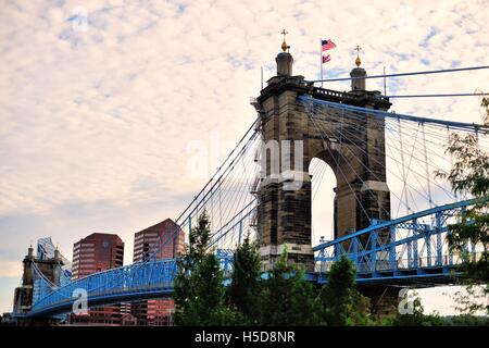 Le John A. Roebling Suspension Bridge enjambant la rivière Ohio entre Cincinnati, Ohio et Covington, Kentucky. Cincinnati, Ohio, USA. Banque D'Images