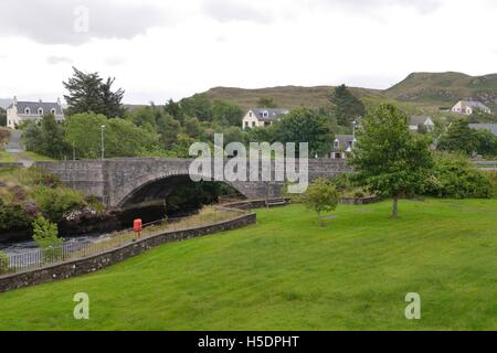 Pont sur la rivière de brebis au village de Poolewe, Wester Ross, Scotland, UK Banque D'Images