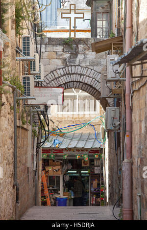 Une rue étroite du quartier chrétien. Vieille ville de Jérusalem, Israël. Banque D'Images