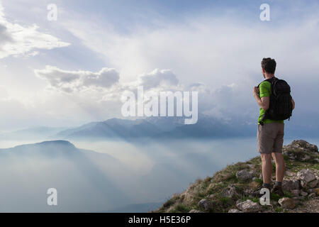 Permanent avec des randonneurs et vue des montagnes Banque D'Images