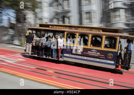 Cable car faisant son chemin jusqu'à Powell Street San Francisco, California, USA Banque D'Images