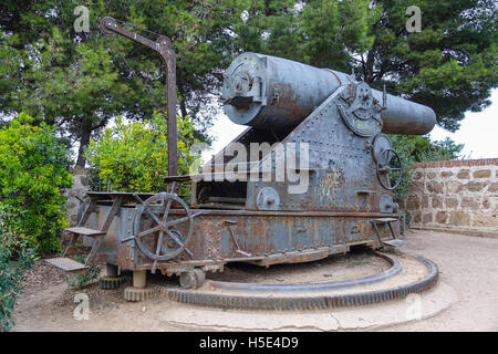 Canons antiques au château de Montjuic à Barcelone Banque D'Images