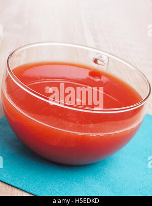 Sur un gaspacho table de cuisine Banque D'Images
