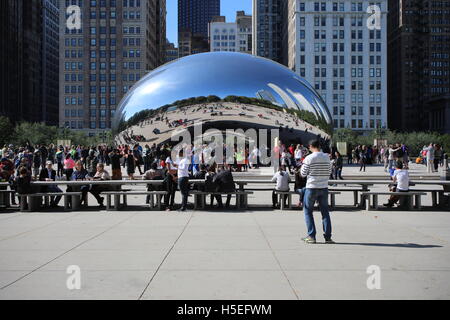 Haricot géant. Cloud Gate. Le Millennium Park de Chicago. Photo de mariage. Banque D'Images