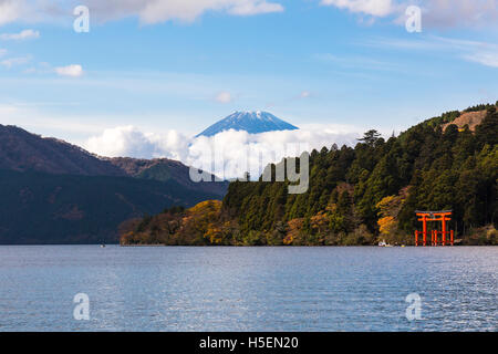 Vue du Mont Fuji couvert de nuages d'Hakone. Banque D'Images