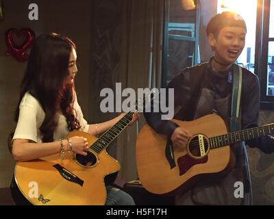 Hong Kong, Chine. 19 Oct, 2016. Irene Wan le tournage de son nouveau film à Hong Kong, Chine le 19 octobre, 2016. © TopPhoto/Alamy Live News Banque D'Images