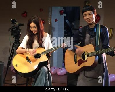 Hong Kong, Chine. 19 Oct, 2016. Irene Wan le tournage de son nouveau film à Hong Kong, Chine le 19 octobre, 2016. © TopPhoto/Alamy Live News Banque D'Images