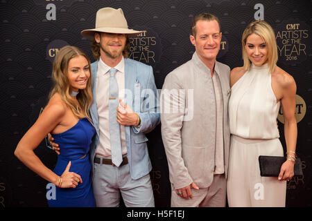 Nashville, USA. 19 Oct, 2016. Brittney Marie Cole, Brian Kelley, Tyler Hubbard, Hayley Hubbard de Floride Géorgie Line arrive à la CMT Artistes de l'année Tapis Rouge. Crédit : l'accès Photo/Alamy Live News Banque D'Images