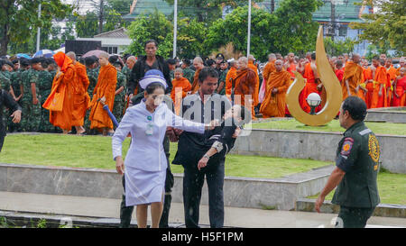 Krabi, Thaïlande. 19 octobre, 2016. Femme thaïlandaise faible au cours de la cérémonie de deuil du Roi Bhumibol Adulyadej à Krabi Province Hall le 19 octobre 2016 à Krabi, Thaïlande. Suphatthra Crédit : Chine/Alamy Live News Banque D'Images