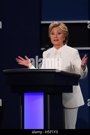 Las Vegas, USA. 19 Oct, 2016. Le candidat démocrate Hillary Clinton participe au troisième et dernier débat présidentiel à l'Université de Nevada Las Vegas (UNLV) à Las Vegas, Nevada, États-Unis, le 19 octobre 2016. Credit : Yin Bogu/Xinhua/Alamy Live News Banque D'Images