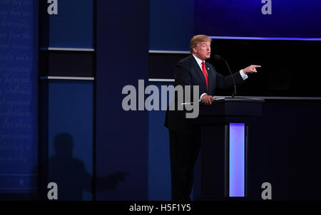 Las Vegas, USA. 19 Oct, 2016. Candidat présidentiel républicain Donald Trump participe au troisième et dernier débat présidentiel à l'Université de Nevada Las Vegas (UNLV) à Las Vegas, Nevada, États-Unis, le 19 octobre 2016. Credit : Yin Bogu/Xinhua/Alamy Live News Banque D'Images