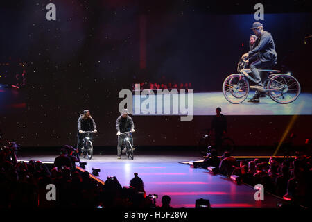 San Francisco, USA. 19 Oct, 2016. LeEco's Super Bikes sont démontrés lors de l'événement de lancement d'entreprise de haute technologie chinoise LeEco, à San Francisco, États-Unis, le 19 octobre 2016. Entreprise de haute technologie LeEco chinois a publié un large éventail de périphériques intelligents et dévoilé son écosystème d'Internet composé de plate-forme, contenu, applications et appareils intelligents connectés à 'enflammer le monde eco' à San Francisco le mercredi. La société a déclaré qu'elle a officiellement lancé son modèle de l'écosystème d'innovation aux États-Unis. Credit : Liu Yilin/Xinhua/Alamy Live News Banque D'Images