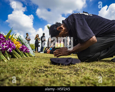 Bangkok, Thaïlande. 20 Oct, 2016. Les gens pleurent la mort de Bhumibol Adulyadej, le Roi de Thaïlande, prier pour Sa Majesté à Sanam Luang. Sanam Luang, le cérémonial Royal, la masse est emballé avec les personnes endeuillées par la mort du monarque. Le roi est mort le 13 octobre 2016. Il était de 88. Son décès est survenu après une période de mauvaise santé. Bhumibol Adulyadej est né à Cambridge, MA, le 5 décembre 1927. Il est le neuvième monarque de la Thaïlande à partir de la dynastie Chakri et est également connu sous le nom de Rama IX. Credit : ZUMA Press, Inc./Alamy Live News Banque D'Images