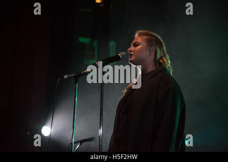 Londres, 19 octobre 2016. Låpsley effectue son premier album sur la scène du O2 Shepherd's Bush Empire. Credit : Alberto Pezzali/Alamy live news Banque D'Images