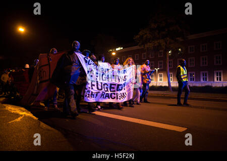 19 octobre 2016 - Après 11 jours de marche La marche de protestation du Non-Citizen arrive à Nuremberg. La marche suivie d'un camp de Sendlinger Tor à Munich qui a signalé la mauvaise situation encore pour les réfugiés déjà en Allemagne, mais aussi la libre circulation pour toutes les personnes et les options d'un passage en Europe pour enregistrer toutes les personnes qui fuient. Le BAMF est l'Office fédéral allemand pour les migrations et les réfugiés qui organise également des déportations. © Michael Trammer/ZUMA/Alamy Fil Live News Banque D'Images