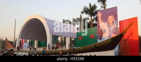 Dhaka, Bangladesh. 19 Oct, 2016. Touche finale donnant des travailleurs à l'Suhrawardy Udyan pour le 20e Conseil National de la Ligue Awami, le 19 octobre 2016, Dhaka, Bangladesh. Le président du parti al-Cheikh Hasina a dit, le Conseil devrait apporter les modifications nécessaires à la déclaration du parti et de la constitution pour inclure des orientations et des buts spéciaux pour rendre le pays totalement la pauvreté et la faim--libre d'ici 2021 et d'un développé l'un d'ici 2041. Le 20e conseil triennal, qui doit avoir lieu les 22 et 23 octobre à l'Suhrawardy Udyan. Photo : Monirul Alam (crédit Image : © Monirul Alam Banque D'Images