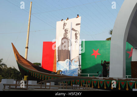 Dhaka, Bangladesh. 19 Oct, 2016. Touche finale donnant des travailleurs à l'Suhrawardy Udyan pour le 20e Conseil National de la Ligue Awami, le 19 octobre 2016, Dhaka, Bangladesh. Le président du parti al-Cheikh Hasina a dit, le Conseil devrait apporter les modifications nécessaires à la déclaration du parti et de la constitution pour inclure des orientations et des buts spéciaux pour rendre le pays totalement la pauvreté et la faim--libre d'ici 2021 et d'un développé l'un d'ici 2041. Le 20e conseil triennal, qui doit avoir lieu les 22 et 23 octobre à l'Suhrawardy Udyan. Photo : Monirul Alam (crédit Image : © Monirul Alam Banque D'Images