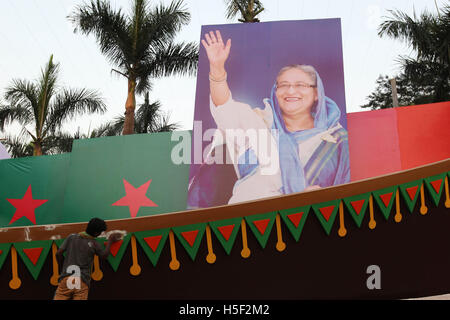 Dhaka, Bangladesh. 19 Oct, 2016. Touche finale donnant des travailleurs à l'Suhrawardy Udyan pour le 20e Conseil National de la Ligue Awami, le 19 octobre 2016, Dhaka, Bangladesh. Le président du parti al-Cheikh Hasina a dit, le Conseil devrait apporter les modifications nécessaires à la déclaration du parti et de la constitution pour inclure des orientations et des buts spéciaux pour rendre le pays totalement la pauvreté et la faim--libre d'ici 2021 et d'un développé l'un d'ici 2041. Le 20e conseil triennal, qui doit avoir lieu les 22 et 23 octobre à l'Suhrawardy Udyan. Photo : Monirul Alam (crédit Image : © Monirul Alam Banque D'Images