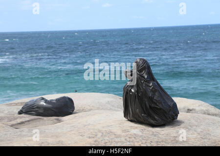 Sydney, Australie. 20 octobre 2016. Le 20e Sculpture par la mer, Bondi exposition présente plus de 100 œuvres d'artistes australiens et internationaux et est ouvert au public du 20 octobre au 6 novembre 2016. Les sculptures sont exposées le long de la promenade côtière, entre les plages de Bondi et de Tamarama. Sur la photo : Numéro 82, chronique Série - N° 1, 1, 2(L)(L), 8  + 5(L) (2011-2015)" par l'artiste zheng yuan lu à partir de la Chine. Crédit : Richard Milnes/Alamy Live News Banque D'Images