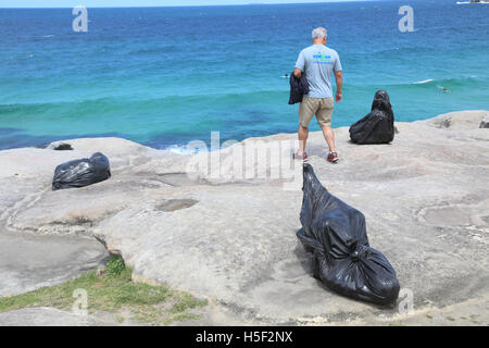 Sydney, Australie. 20 octobre 2016. Le 20e Sculpture par la mer, Bondi exposition présente plus de 100 œuvres d'artistes australiens et internationaux et est ouvert au public du 20 octobre au 6 novembre 2016. Les sculptures sont exposées le long de la promenade côtière, entre les plages de Bondi et de Tamarama. Sur la photo : Numéro 82, chronique Série - N° 1, 1, 2(L)(L), 8  + 5(L) (2011-2015)" par l'artiste zheng yuan lu à partir de la Chine. Crédit : Richard Milnes/Alamy Live News Banque D'Images