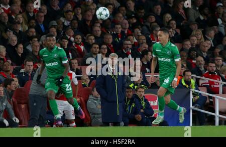 L'Emirates Stadium, Londres, Royaume-Uni. 19 Oct, 2016. Gestionnaire d'Arsenal Arsène Wenger montres au cours de l'UEFA Champions League correspondre entre Arsenal et Ludogorets Razgrad à l'Emirates Stadium de Londres. EDITORIAL N'utilisez que des photos au téléobjectif : Crédit / Alamy Live News Banque D'Images