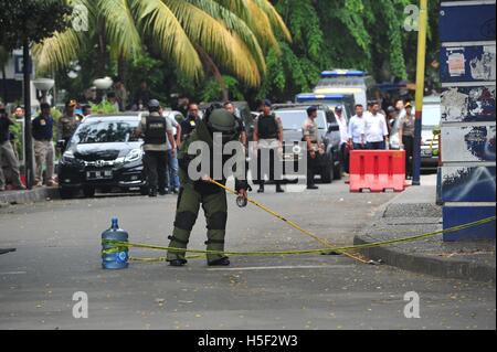 Tangerang, Indonésie. 20 Oct, 2016. Membre de l'escouade antibombe indonésienne portant un vêtement de protection inspecte les lieux d'une attaque à Tangerang, province de Banten, Indonésie, 20 octobre 2016. Un homme a attaqué la police de la ville de Tangerang, province de Banten Jeudi, 5 policiers blessés dont un officier supérieur. © Zulkarnain/Xinhua/Alamy Live News Banque D'Images