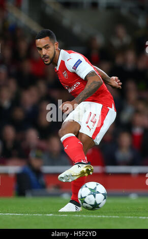 L'Emirates Stadium, Londres, Royaume-Uni. 19 Oct, 2016. Theo Walcott d'Arsenal slots le ballon dans le fort au cours de l'UEFA Champions League correspondre entre Arsenal et Ludogorets Razgrad à l'Emirates Stadium de Londres. 19 octobre, 2016. EDITORIAL N'utilisez que des photos au téléobjectif : Crédit / Alamy Live News Banque D'Images