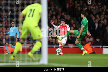 L'Emirates Stadium, Londres, Royaume-Uni. 19 Oct, 2016. Hector Bellerin d'Arsenal traverse la balle dans le fort au cours de l'UEFA Champions League correspondre entre Arsenal et Ludogorets Razgrad à l'Emirates Stadium de Londres. 19 octobre, 2016. EDITORIAL N'utilisez que des photos au téléobjectif : Crédit / Alamy Live News Banque D'Images