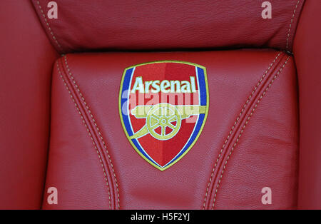 L'Emirates Stadium, Londres, Royaume-Uni. 19 Oct, 2016. Club d'Arsenal d'un insigne est vu sur un des siège au cours de l'UEFA Champions League correspondre entre Arsenal et Ludogorets Razgrad à l'Emirates Stadium de Londres. 19 octobre, 2016. EDITORIAL N'utilisez que des photos au téléobjectif : Crédit / Alamy Live News Banque D'Images