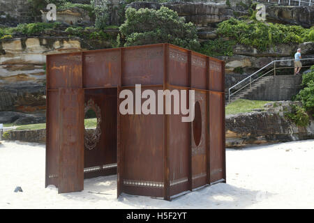 Sydney, Australie. 20 octobre 2016. Le 20e Sculpture par la mer, Bondi exposition présente plus de 100 œuvres d'artistes australiens et internationaux et est ouvert au public du 20 octobre au 6 novembre 2016. Les sculptures sont exposées le long de la promenade côtière, entre les plages de Bondi et de Tamarama. Sur la photo : Numéro 87, "reality TV" par l'artiste Anne Levitch de NSW. Crédit : Richard Milnes/Alamy Live News Banque D'Images