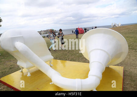 Sydney, Australie. 20 octobre 2016. Le 20e Sculpture par la mer, Bondi exposition présente plus de 100 œuvres d'artistes australiens et internationaux et est ouvert au public du 20 octobre au 6 novembre 2016. Les sculptures sont exposées le long de la promenade côtière, entre les plages de Bondi et de Tamarama. carton, bois collé et cloué, render, plâtre, résine, ciment de collage, la fibre de verre, acier renforcé, sur la prière d'acier joss tapissés. Crédit : Richard Milnes/Alamy Live News Banque D'Images