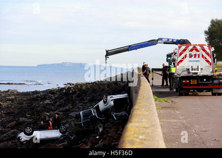 Edinburgh, Royaume-Uni. 20 octobre 2016. Vaste opération d'édimbourg comme deux voitures 'par accident' mur et plonger dans la mer en Édimbourg. Pako Mera/Alamy Live News Banque D'Images